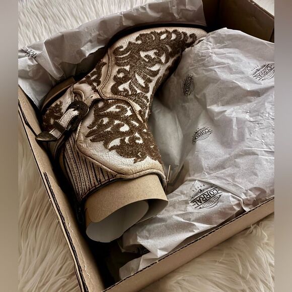 NIB Corral Distressed Beige/Brown 3D Bristle Embroidered Ankle Boots - Picture 2 of 14